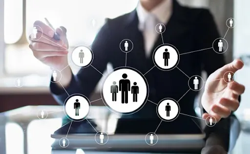 Người chơi uw88 đang nghiên cứu chiến lược cá cược trên máy tính bảng.